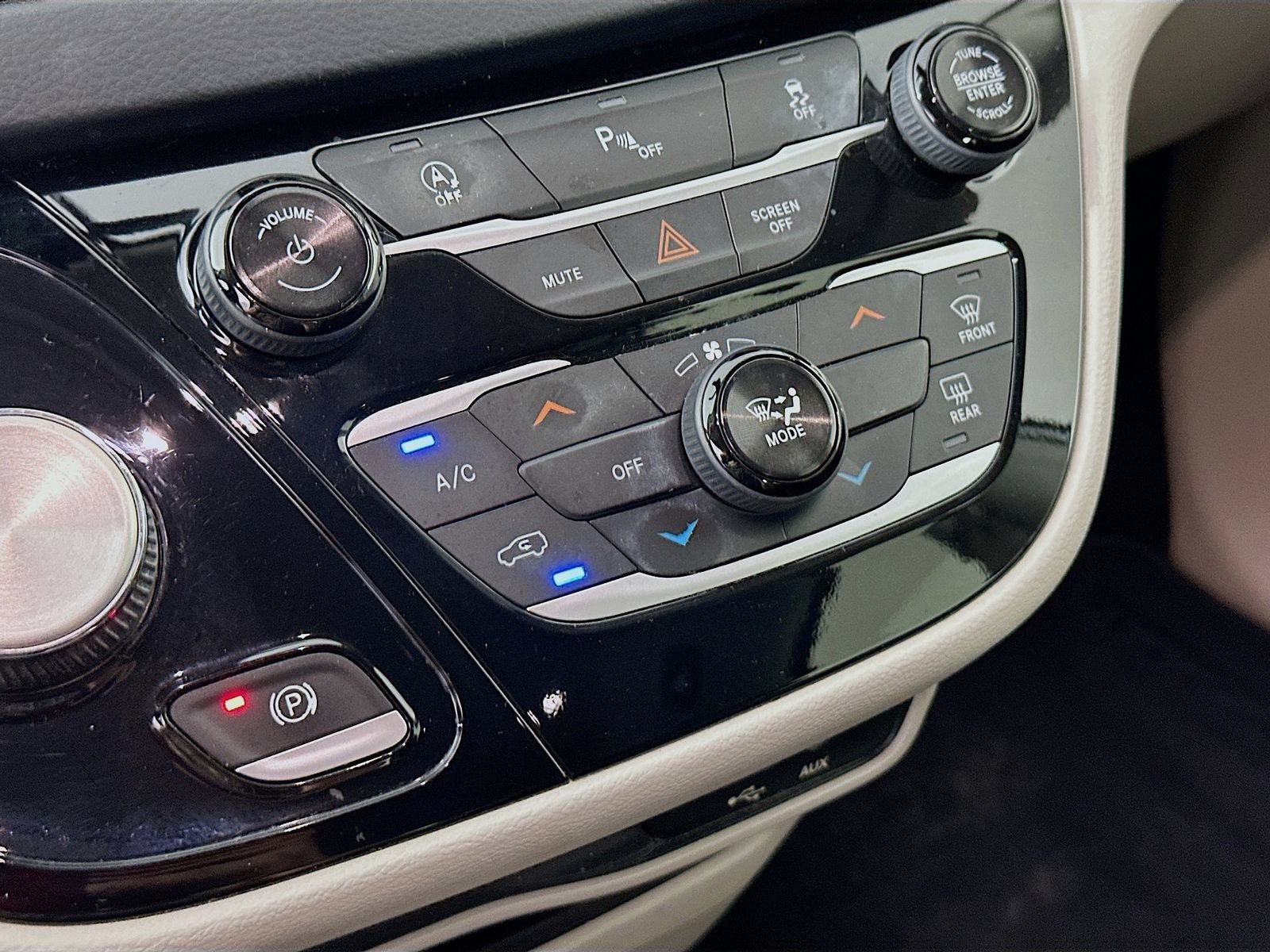 Used 2018 Chrysler Pacifica LX FWD image 16