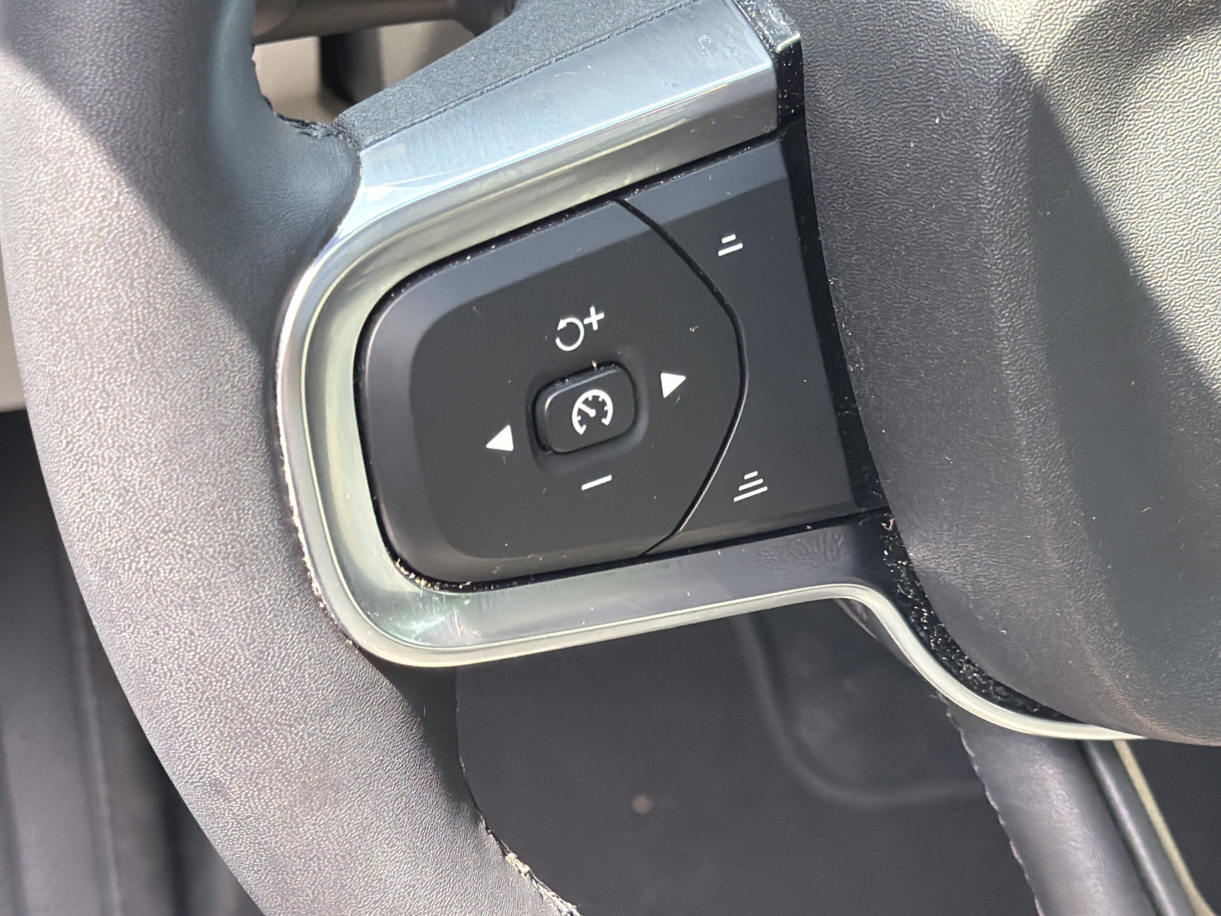 Certified 2024 Volvo XC40 B5 Plus AWD/4WD image 19