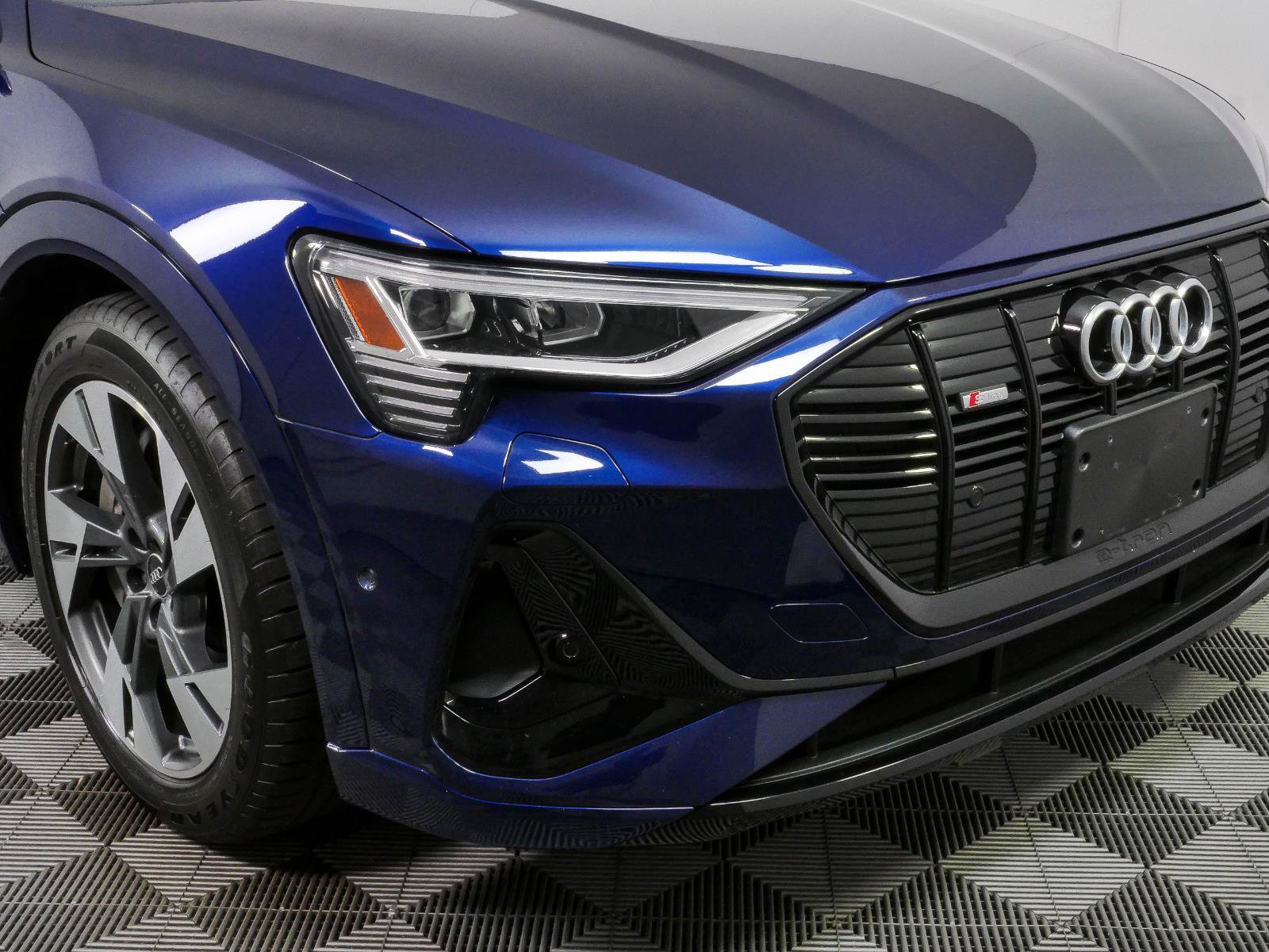 Used 2022 Audi e-tron Premium w/ Convenience Plus Package AWD/4WD image 16