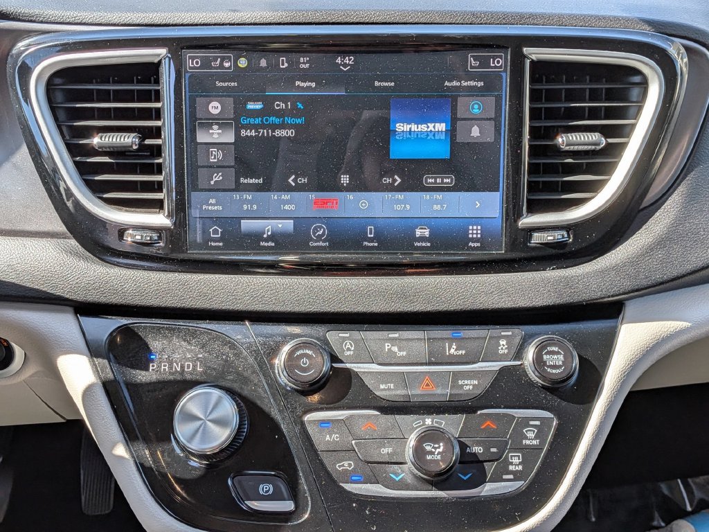 Used 2024 Chrysler Pacifica Touring-L FWD image 22