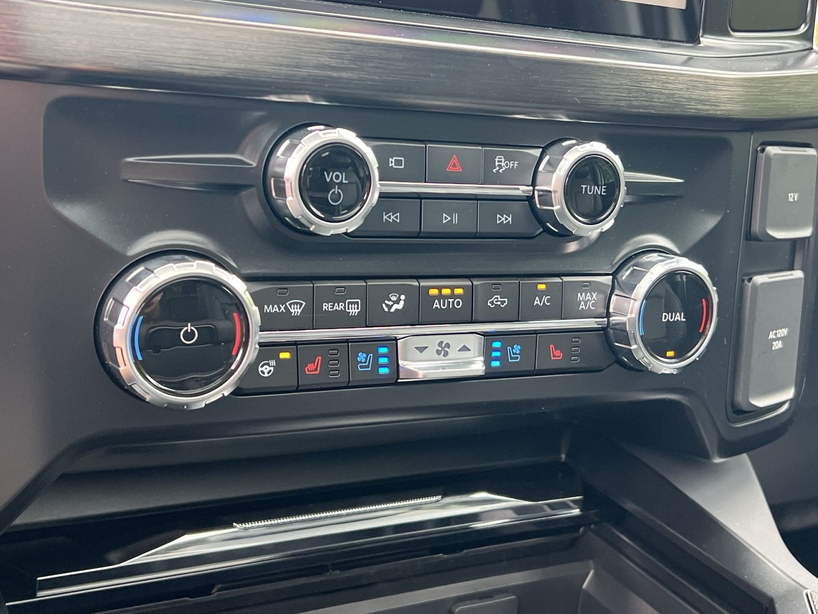 New 2027 Ford F350 Lariat w/ Lariat Ultimate Package AWD/4WD image 21