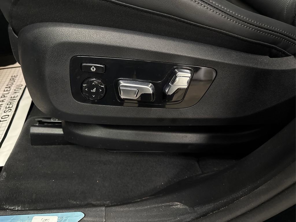 Certified 2025 BMW X7 xDrive40i w/ M Sport Package image 41