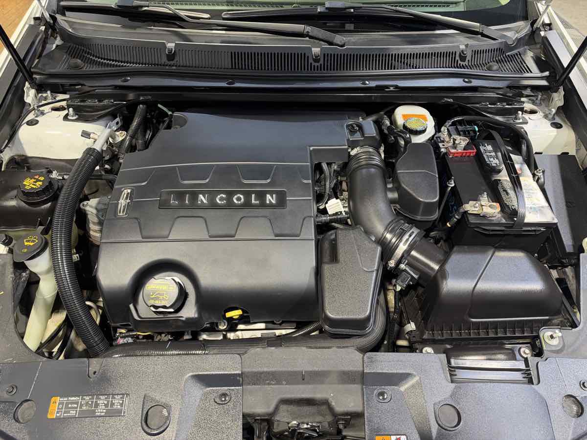 Used 2013 Lincoln MKS FWD image 24