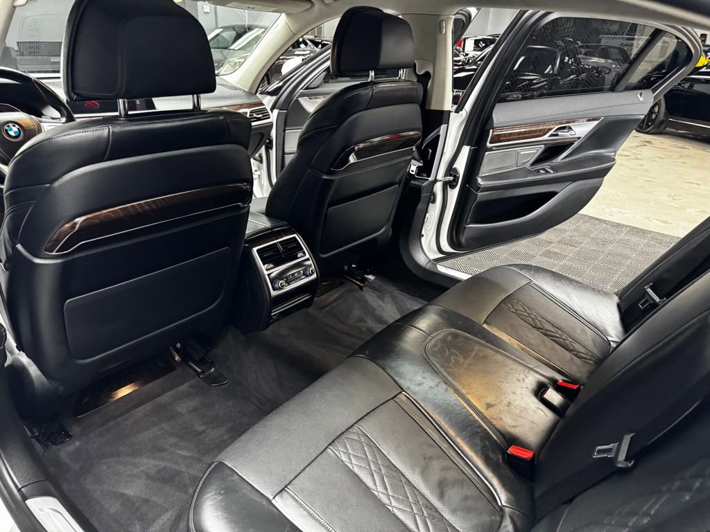 Used 2021 BMW 750i xDrive image 45