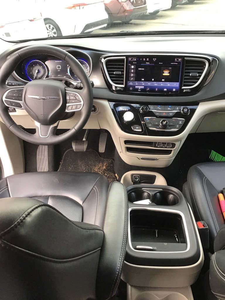 Used 2023 Chrysler Pacifica Touring-L image 7