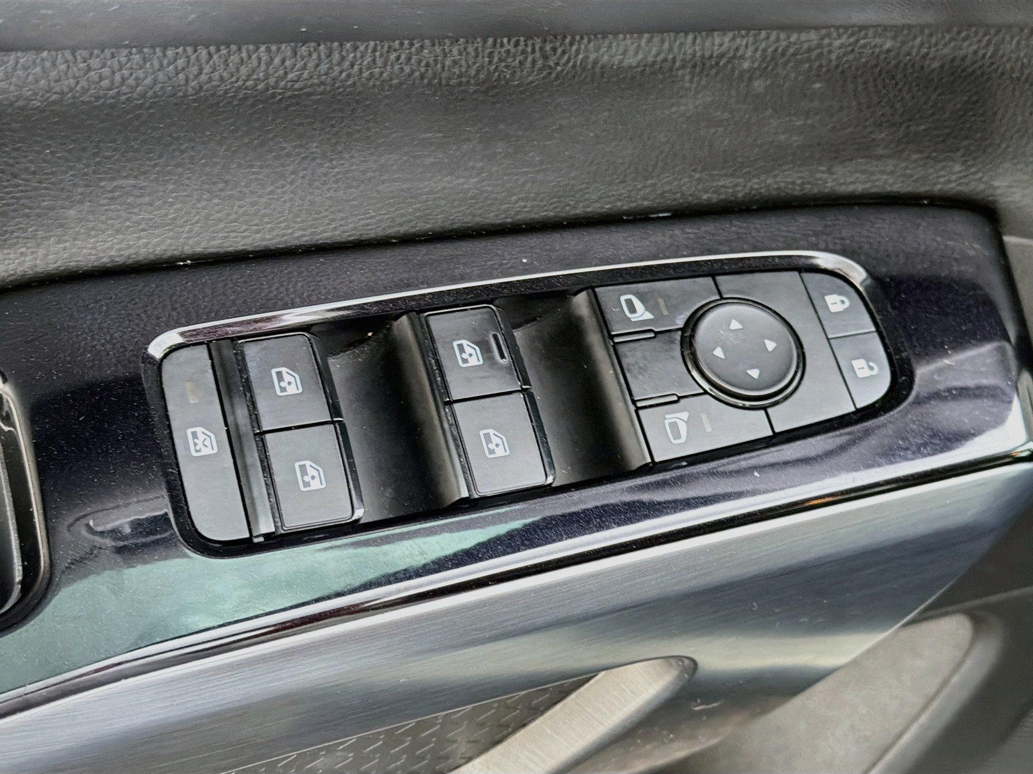 Used 2022 Nissan Pathfinder SL w/ SL Black Package FWD image 24