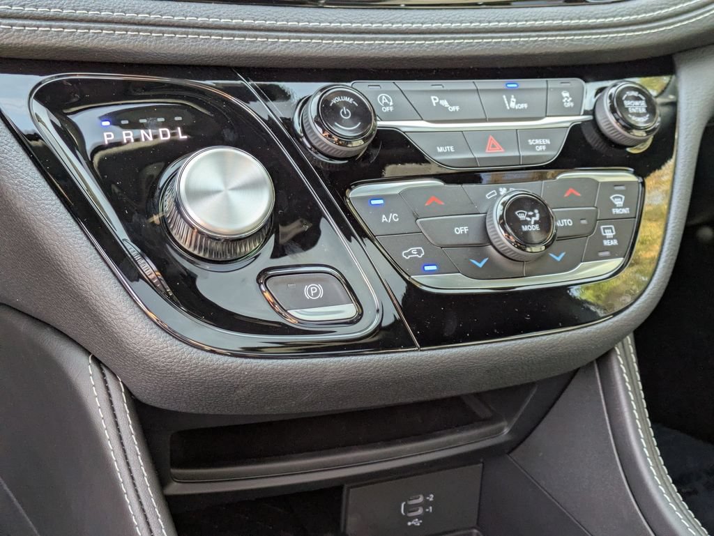 New 2026 Chrysler Pacifica Limited FWD image 24