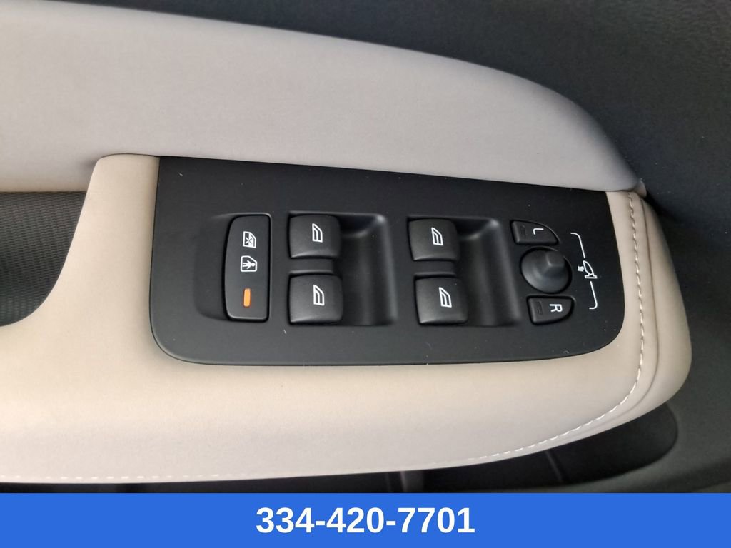 New 2026 Volvo XC60 B5 Plus w/ Climate Package image 18
