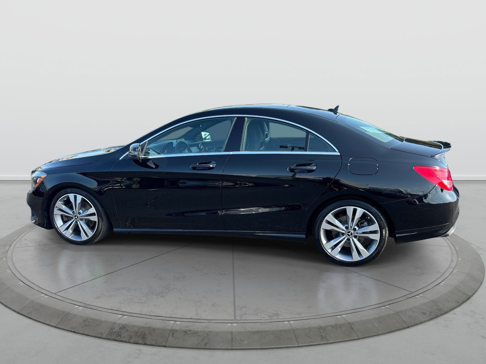 Used 2018 Mercedes-Benz CLA 250 4MATIC image 2