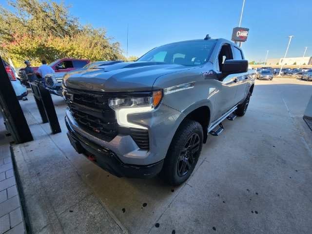 Used 2025 Chevrolet Silverado 1500 LT Trail Boss w/ Convenience Package II AWD/4WD image 3