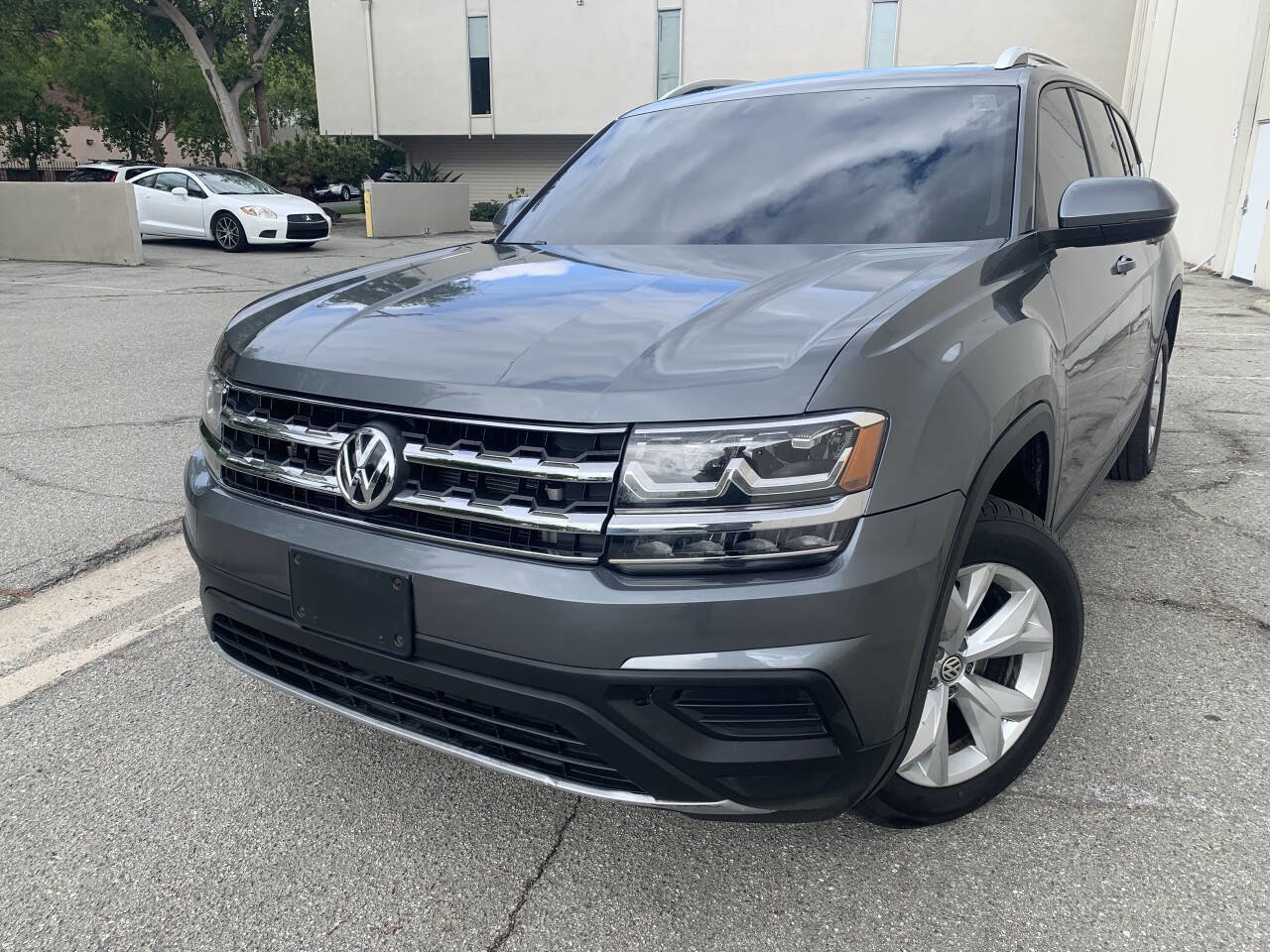 Used 2018 Volkswagen Atlas Launch Edition FWD image 2