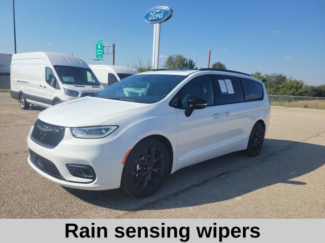 Used 2025 Chrysler Pacifica Limited image 18