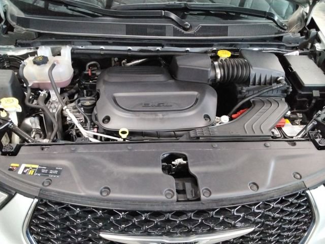 Used 2024 Chrysler Pacifica Touring-L image 11