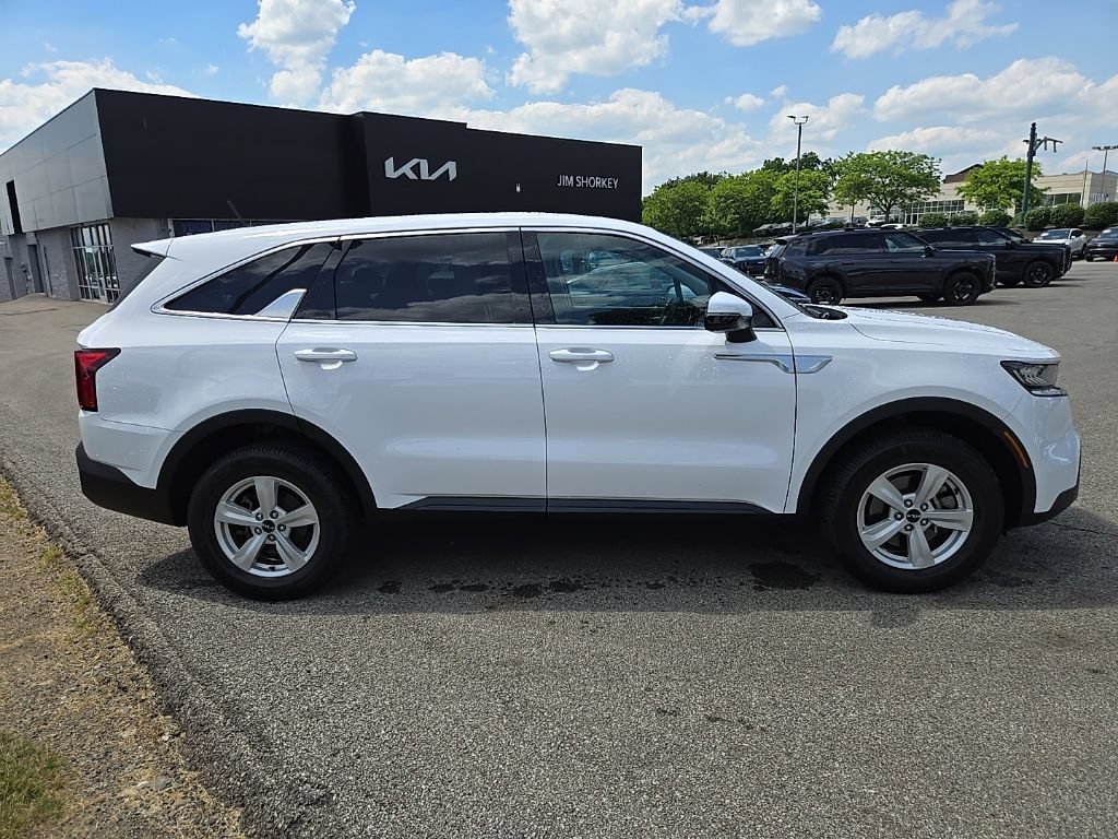 Used 2023 Kia Sorento LX AWD/4WD image 2