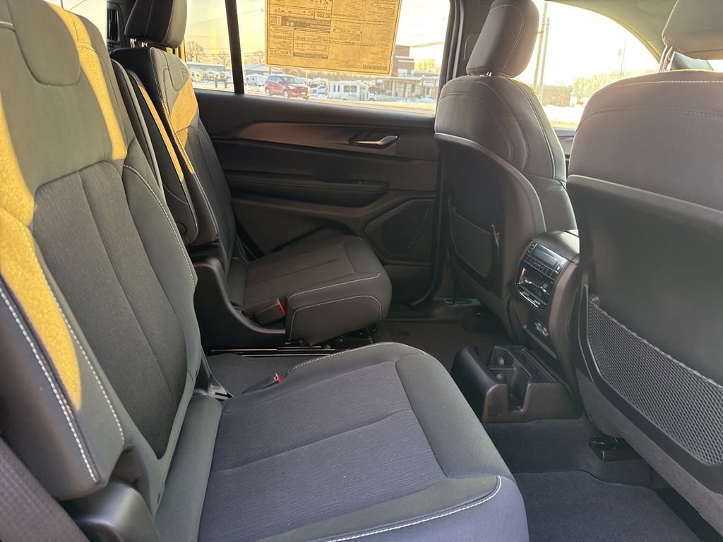 New 2025 Jeep Grand Cherokee L Laredo image 33
