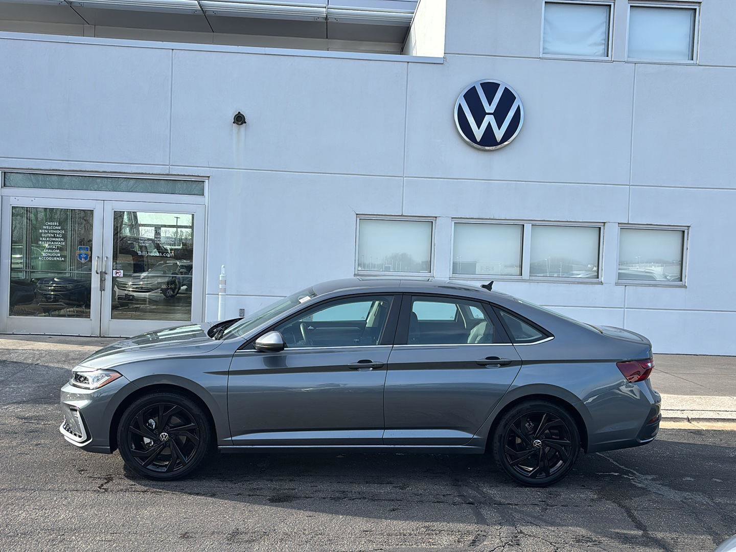 Used 2025 Volkswagen Jetta SE w/ Black Wheel Package image 12