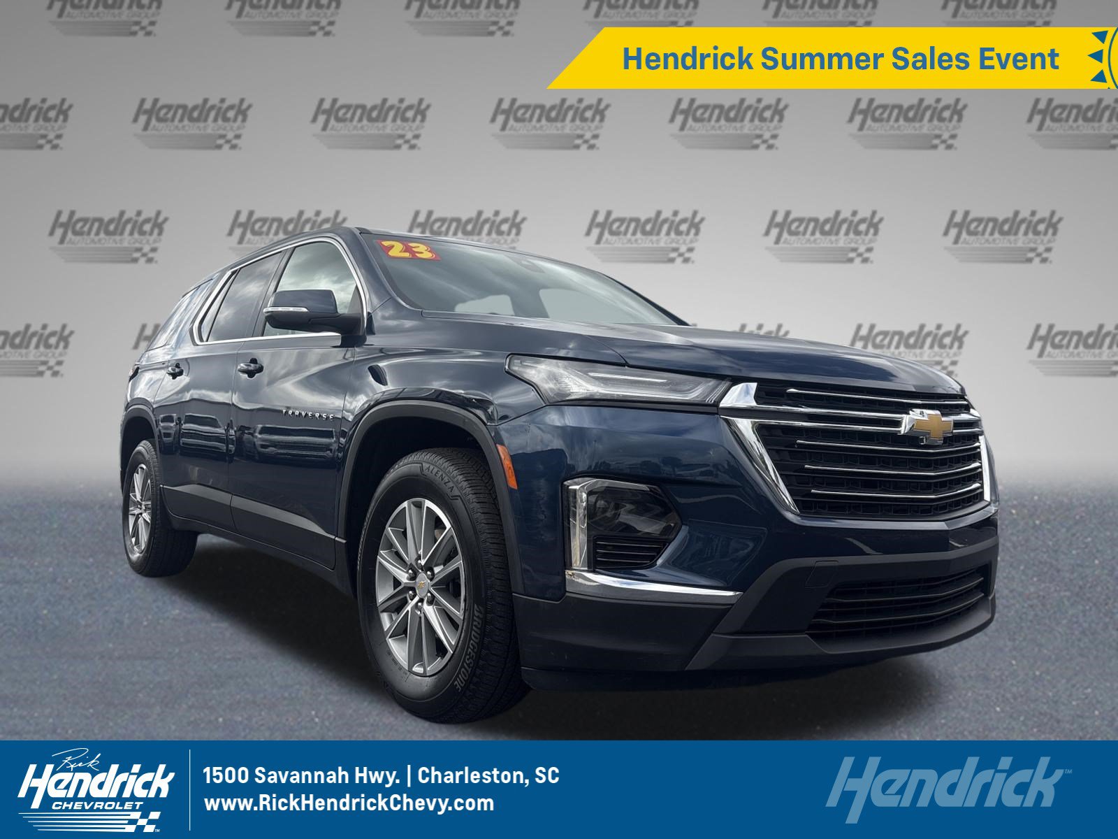 Used 2023 Chevrolet Traverse LT FWD image 1
