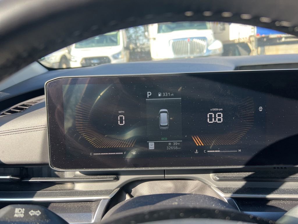 Used 2025 Kia Carnival image 8