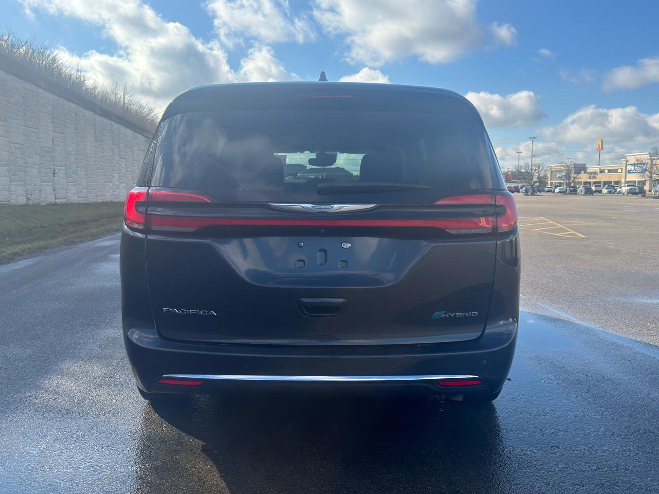 Used 2021 Chrysler Pacifica Touring-L FWD image 4