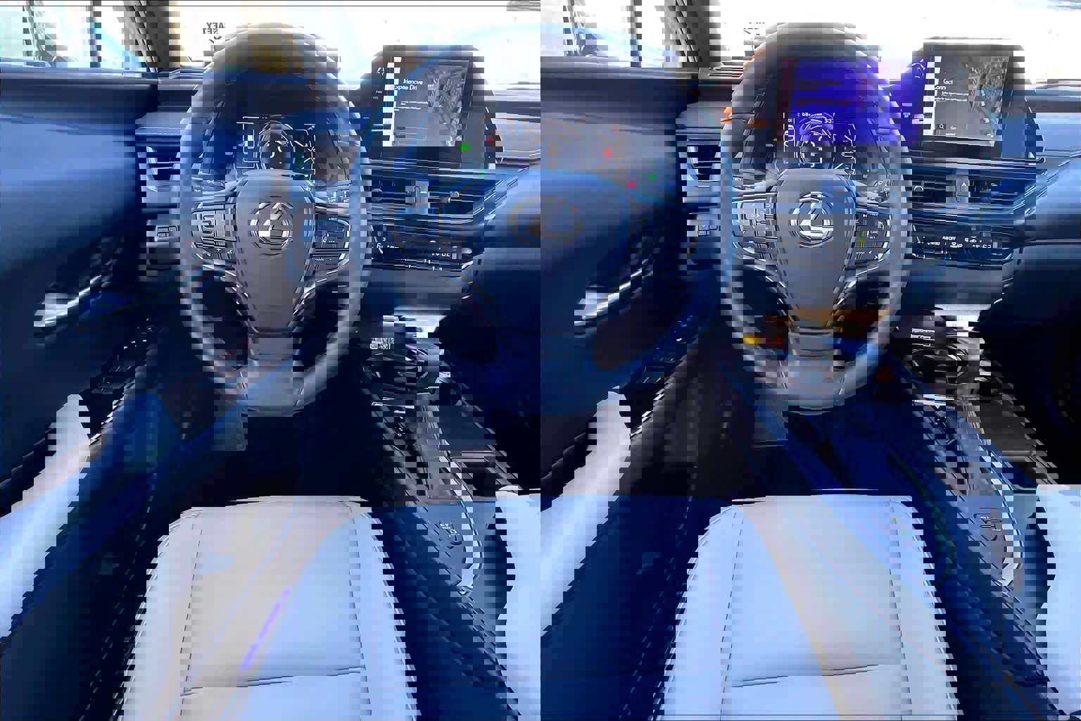 Used 2023 Lexus UX 250h FWD image 5