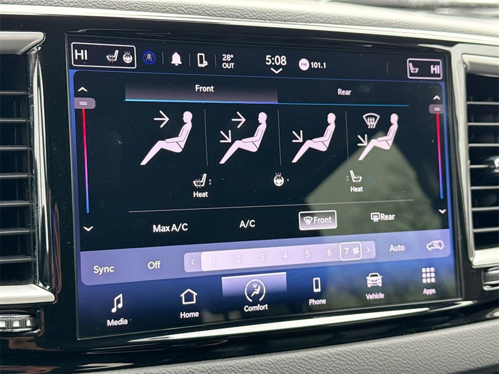 Used 2023 Chrysler Pacifica Touring-L image 16