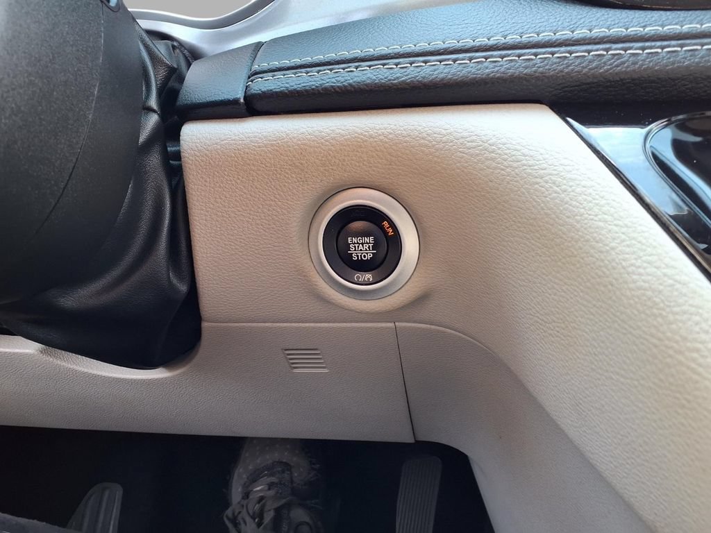 Used 2024 Chrysler Pacifica Limited FWD image 9