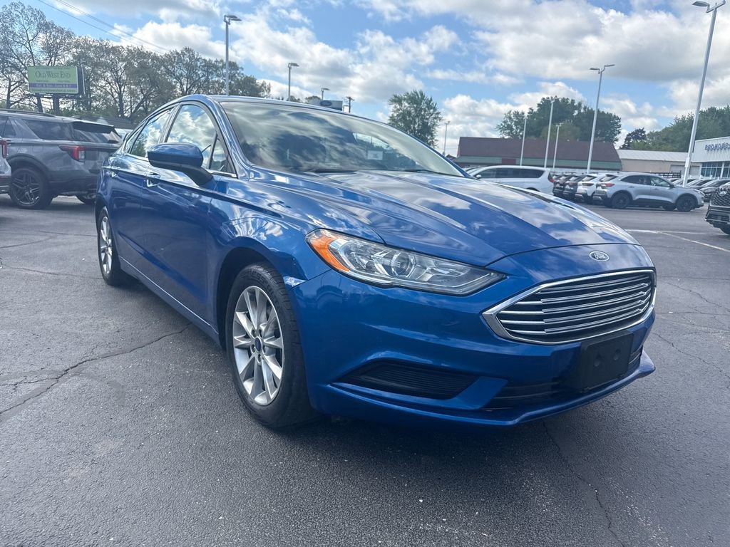 Used 2017 Ford Fusion SE w/ Fusion SE Technology Package FWD image 4