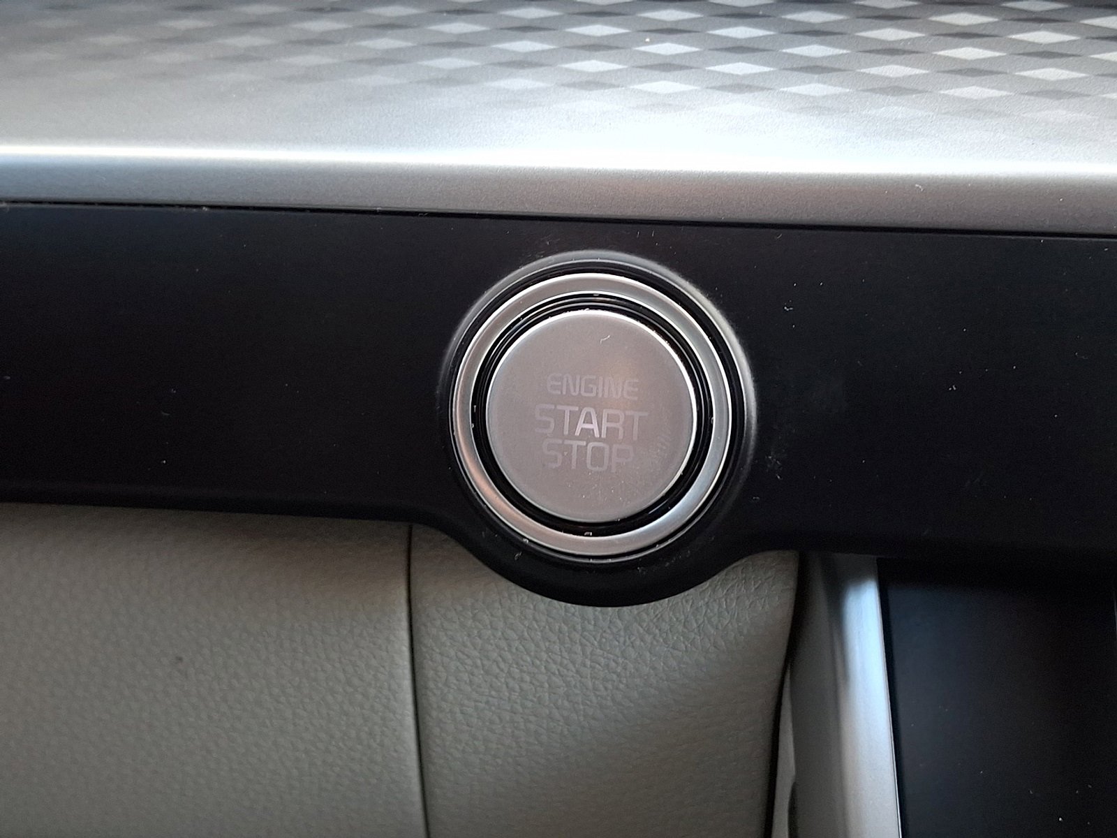 Used 2023 Kia Carnival LX image 23