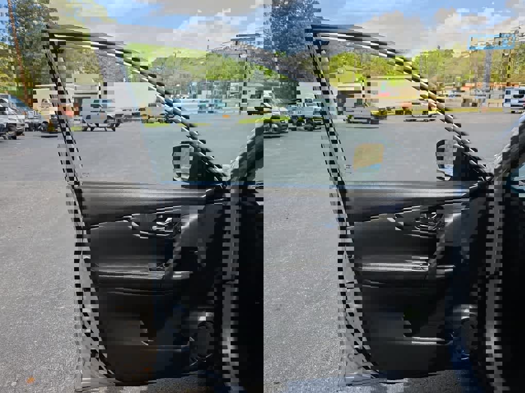 Used 2019 Nissan Rogue SV image 13