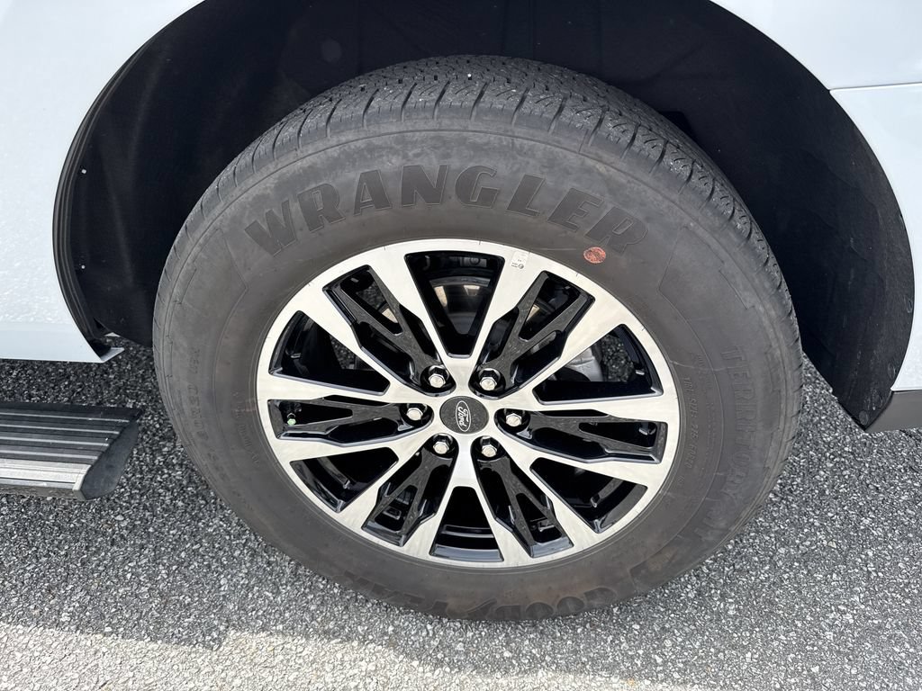 Used 2025 Ford Expedition Platinum AWD/4WD image 19