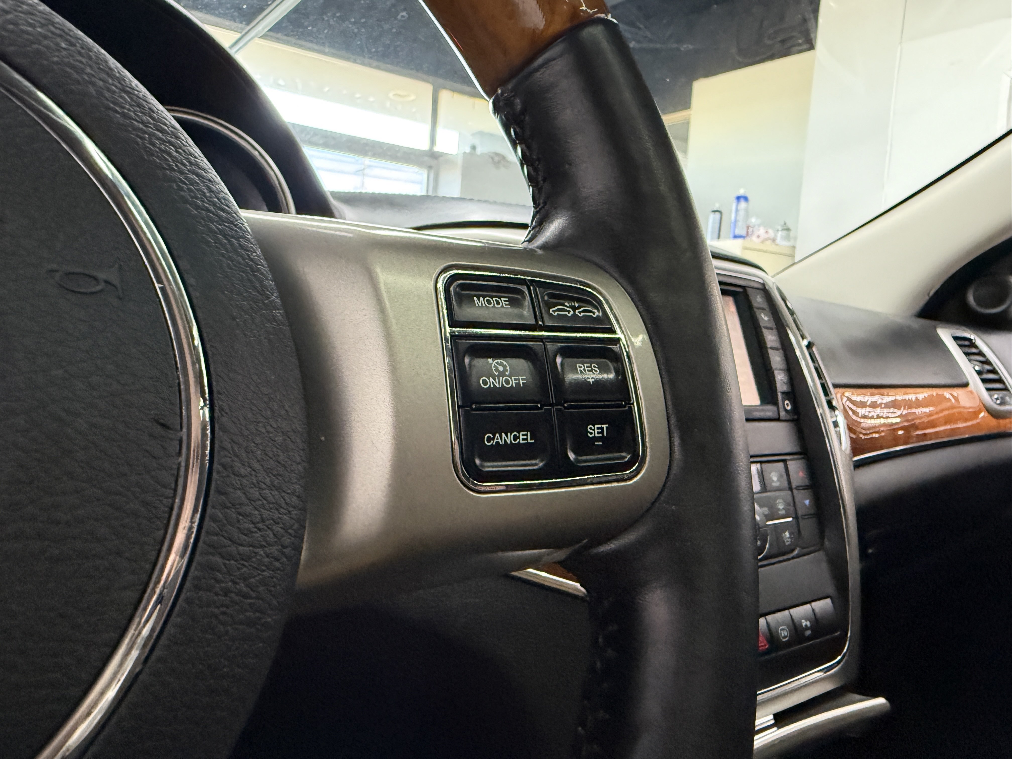 Used 2012 Jeep Grand Cherokee Overland AWD/4WD image 14
