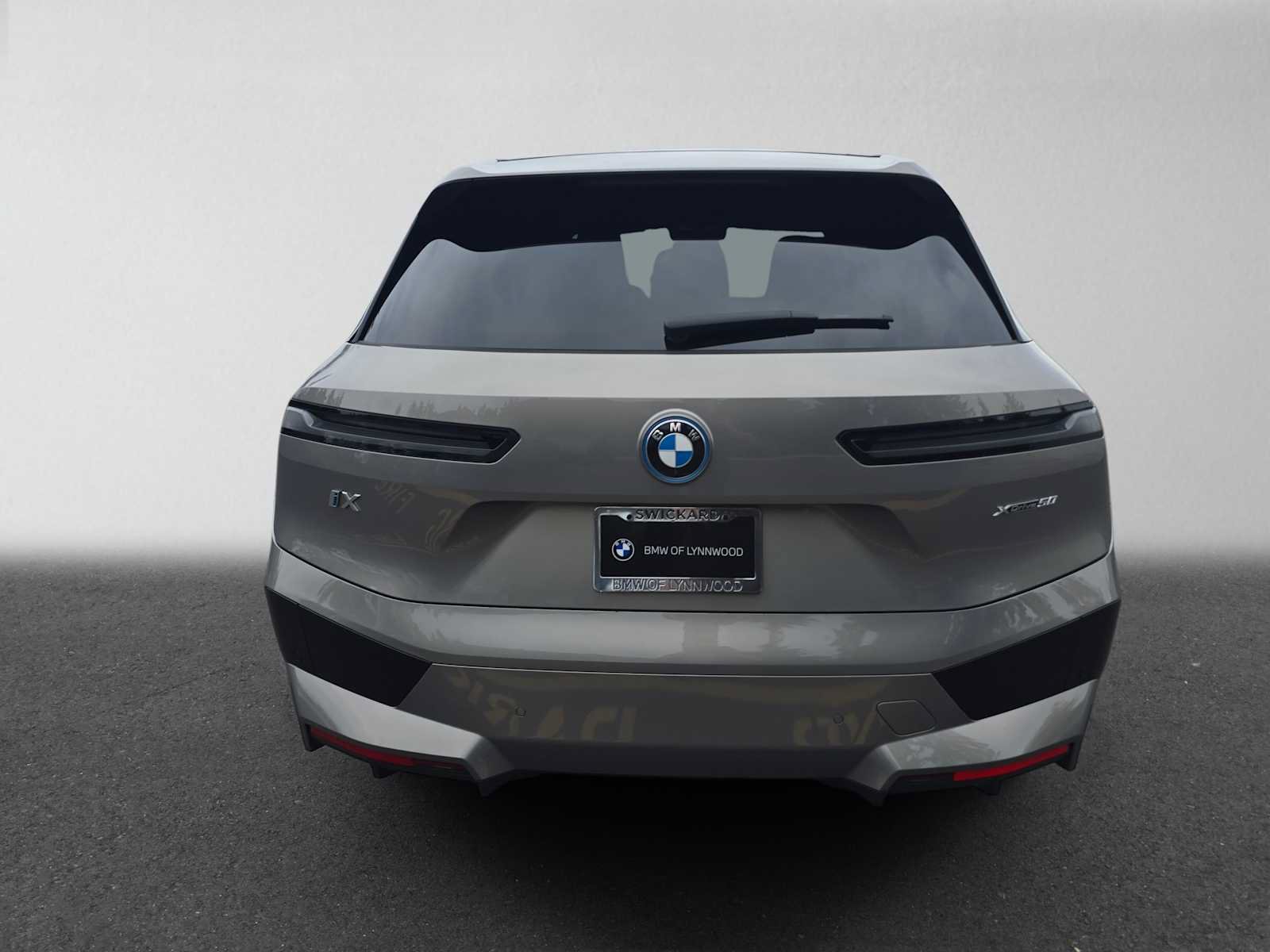 Used 2023 BMW iX xDrive50 w/ Sport Package AWD/4WD image 4