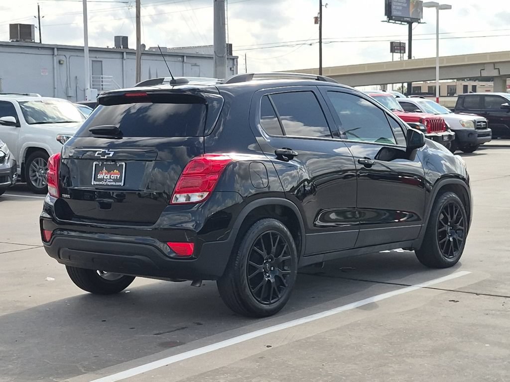 Used 2022 Chevrolet Trax LT w/ Midnight Edition FWD image 6