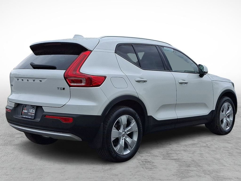 Used 2022 Volvo XC40 T5 Momentum w/ Climate Package AWD/4WD image 4