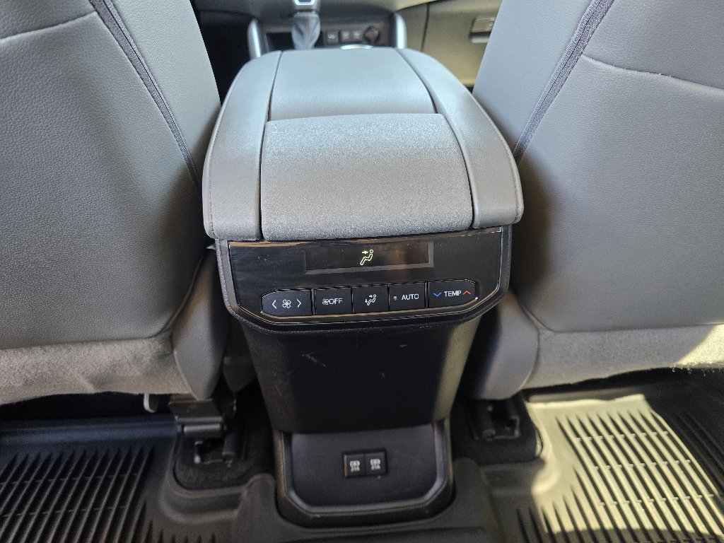 Used 2021 Toyota Highlander XLE AWD/4WD image 30