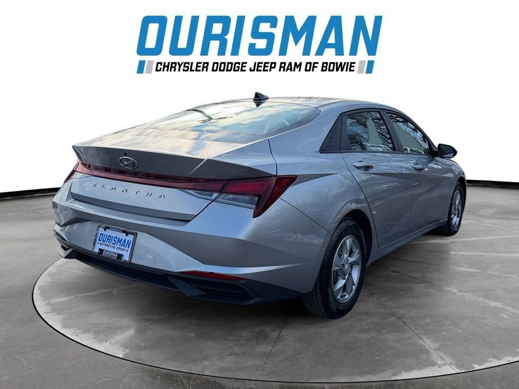 Used 2022 Hyundai Elantra SE w/ Preferred Accessory Package image 3