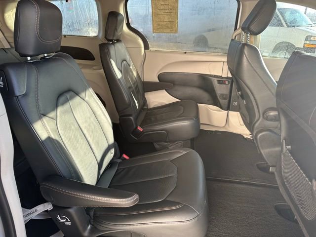 Used 2018 Chrysler Pacifica Touring-L image 15