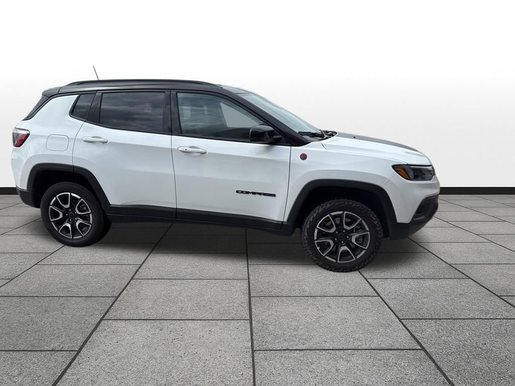 Used 2025 Jeep Compass Trailhawk AWD/4WD image 4