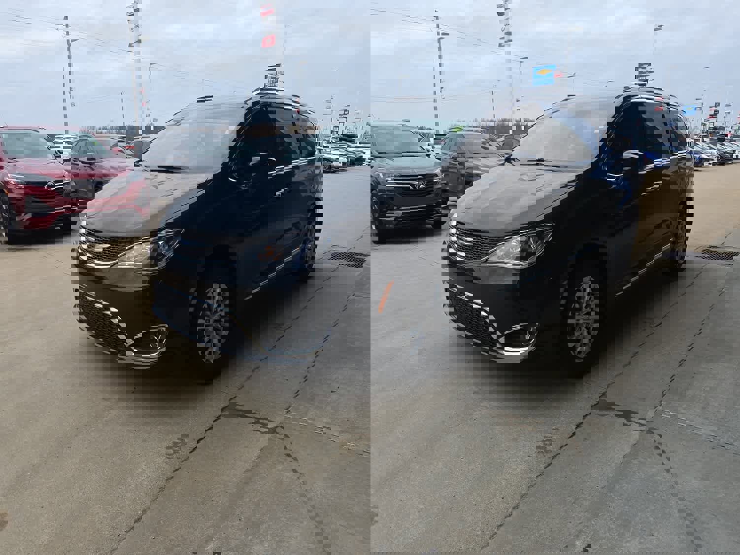 Used 2019 Chrysler Pacifica Touring-L image 4