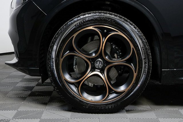 New 2025 Alfa Romeo Stelvio Sprint image 4