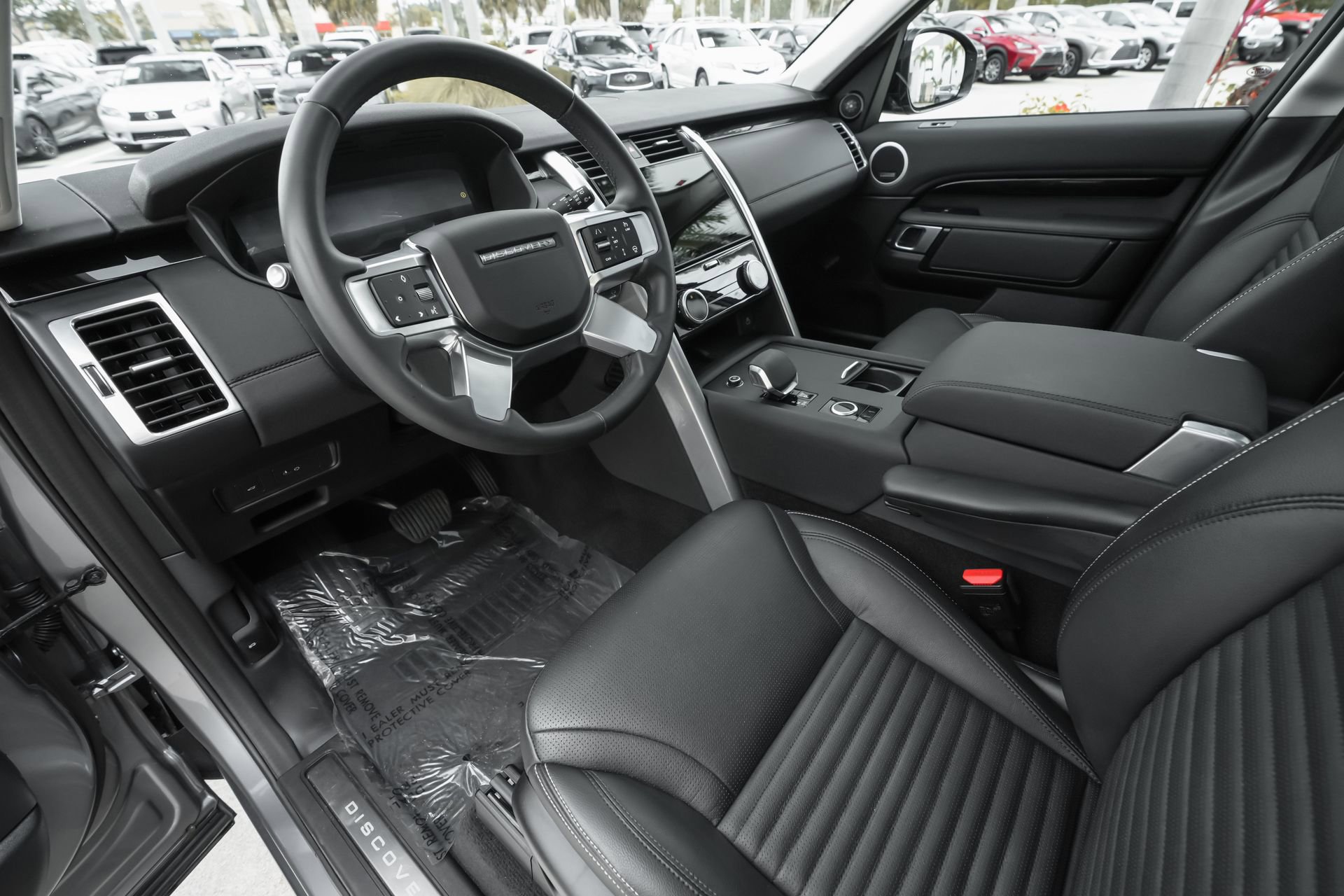 Used 2024 Land Rover Discovery S image 6