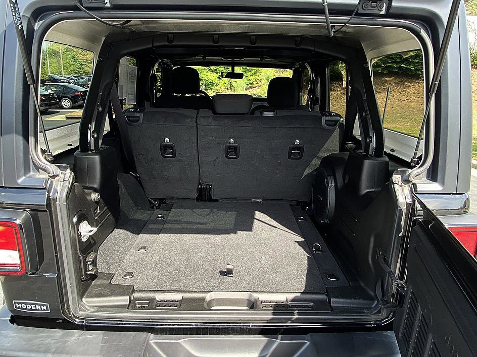 Used 2022 Jeep Wrangler Unlimited Sahara AWD/4WD image 20