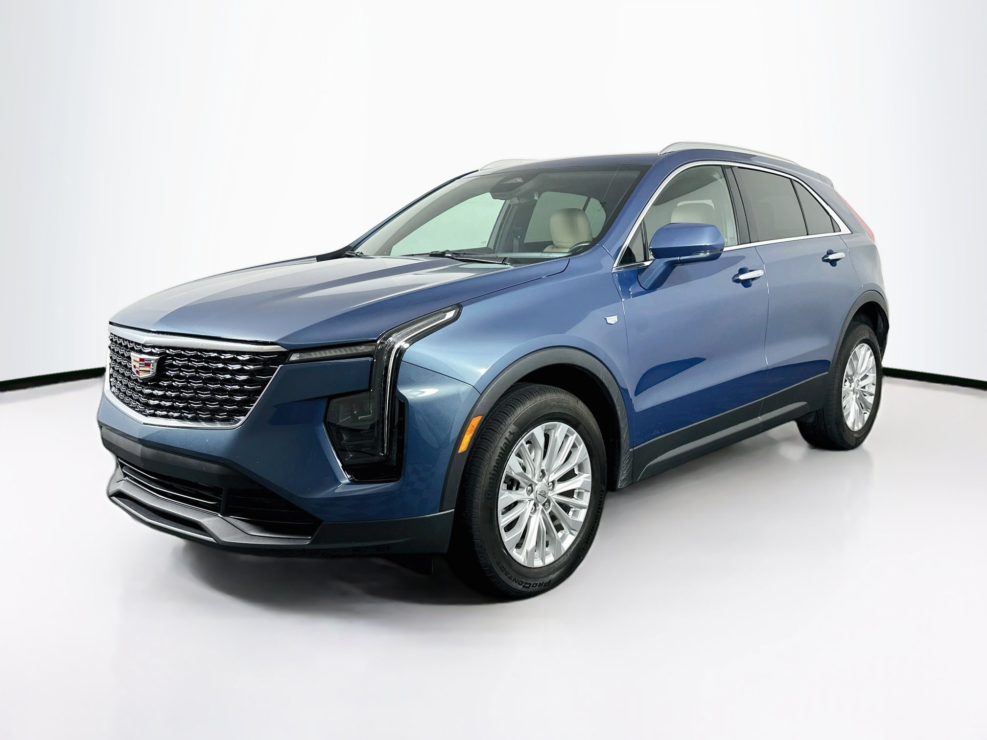 Used 2024 Cadillac XT4 Luxury w/ Cold Weather Package FWD image 3
