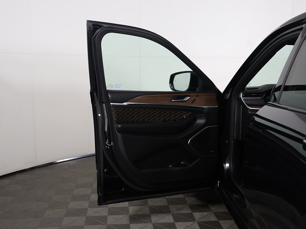 Used 2023 Jeep Grand Cherokee Summit w/ Luxury Tech Group V AWD/4WD image 23