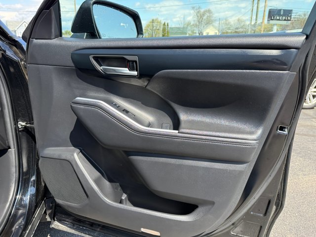Used 2023 Toyota Highlander XLE AWD/4WD image 34