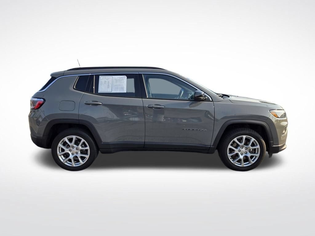Used 2023 Jeep Compass Latitude AWD/4WD image 2