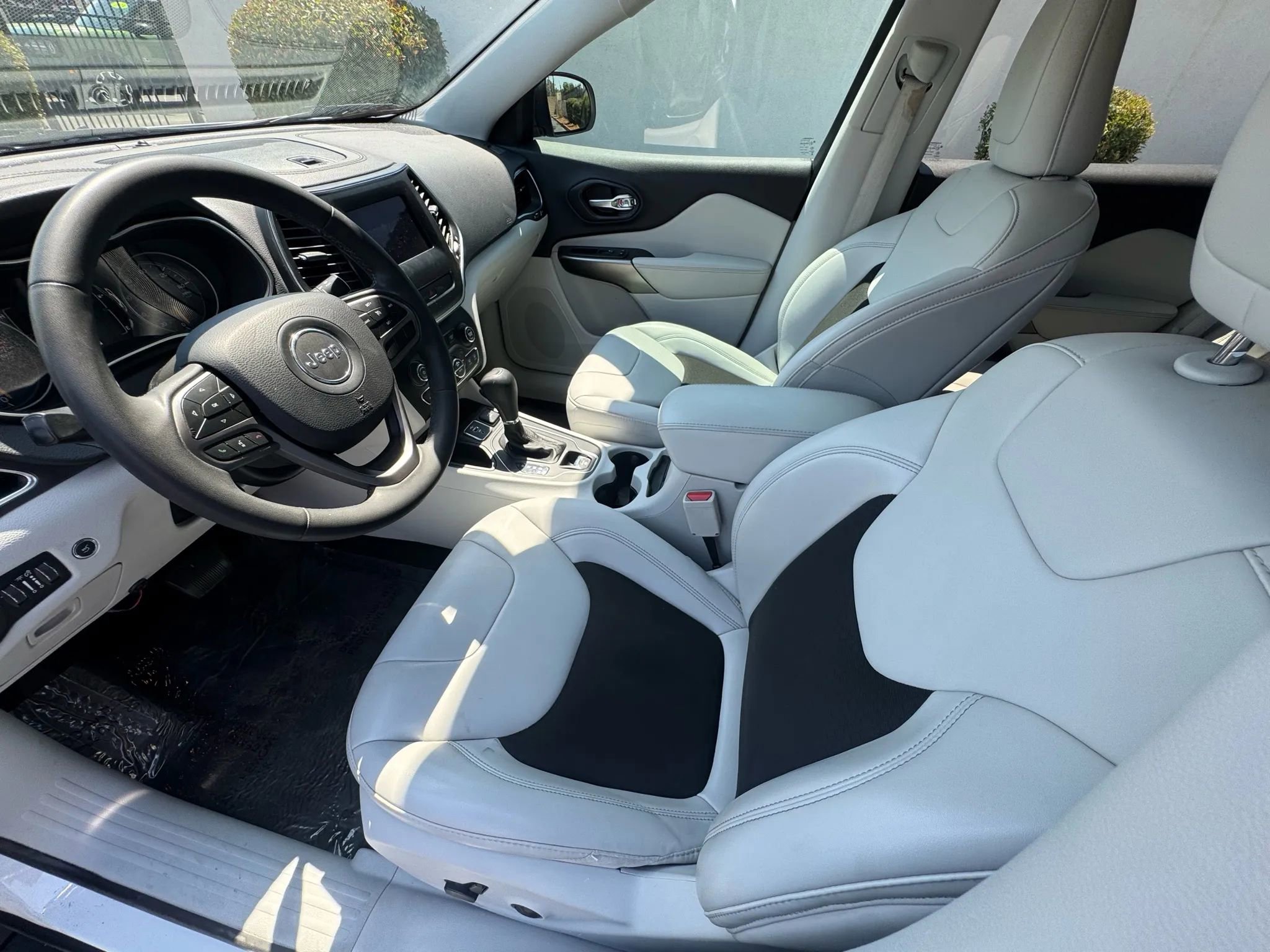 Used 2020 Jeep Cherokee Latitude Plus w/ Comfort/Convenience Group image 10