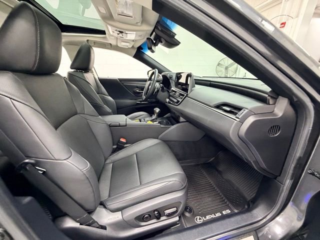 Used 2025 Lexus ES 300h F Sport image 31