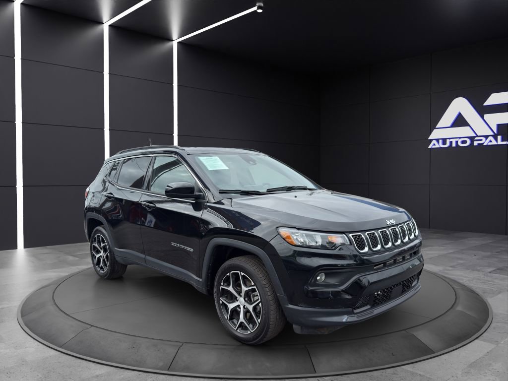 Used 2024 Jeep Compass Latitude image 3