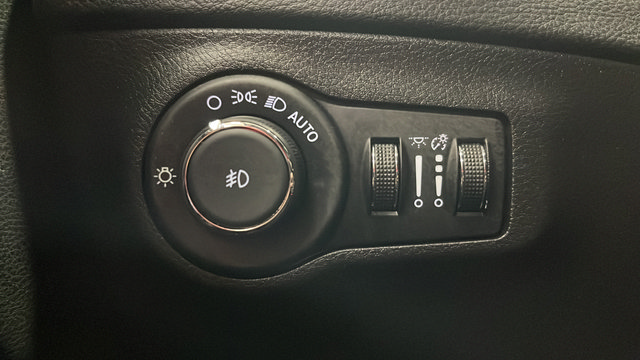Used 2021 Jeep Compass Latitude FWD image 34